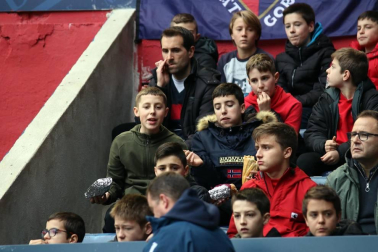 Galería de fotos de la afición en El Sadar durante el Osasuna-Real Sociedad