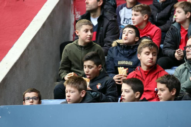 Galería de fotos de la afición en El Sadar durante el Osasuna-Real Sociedad