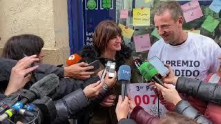 Alegría de una mujer agraciada con el tercer premio, en la calle Aldapa de Pamplona