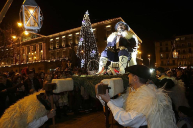Paso de la tradicional comitiva del carbonero por las calles de la capital navarra dando inicio a las Navidades 2019