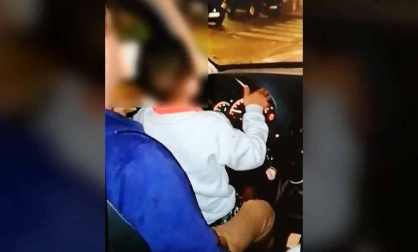 Detienen a un hombre en Navarra por conducir con un menor en su regazo