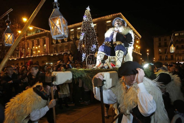 Paso de la tradicional comitiva del carbonero por las calles de la capital navarra dando inicio a las Navidades 2019
