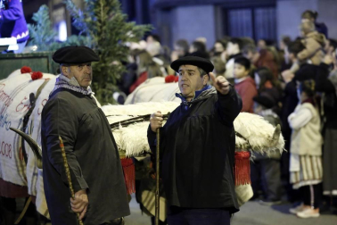 Paso de la tradicional comitiva del carbonero por las calles de la capital navarra dando inicio a las Navidades 2019