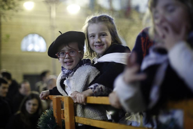 Paso de la tradicional comitiva del carbonero por las calles de la capital navarra dando inicio a las Navidades 2019