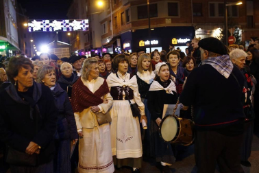 Paso de la tradicional comitiva del carbonero por las calles de la capital navarra dando inicio a las Navidades 2019