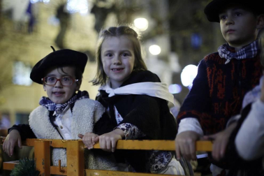 Paso de la tradicional comitiva del carbonero por las calles de la capital navarra dando inicio a las Navidades 2019