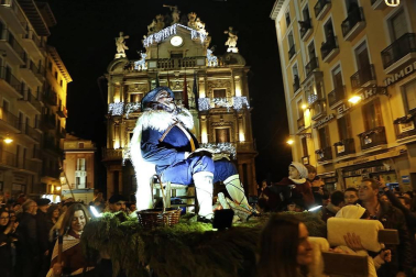 Paso de la tradicional comitiva del carbonero por las calles de la capital navarra dando inicio a las Navidades 2019
