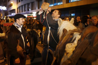 Paso de la tradicional comitiva del carbonero por las calles de la capital navarra dando inicio a las Navidades 2019