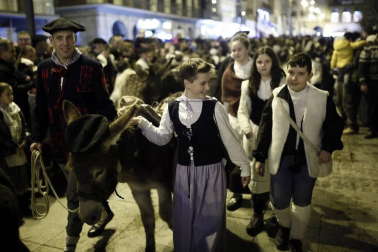 Paso de la tradicional comitiva del carbonero por las calles de la capital navarra dando inicio a las Navidades 2019