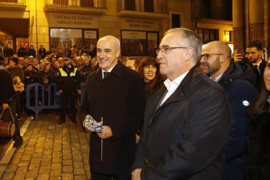 Paso de la tradicional comitiva del carbonero por las calles de la capital navarra dando inicio a las Navidades 2019