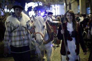 Paso de la tradicional comitiva del carbonero por las calles de la capital navarra dando inicio a las Navidades 2019