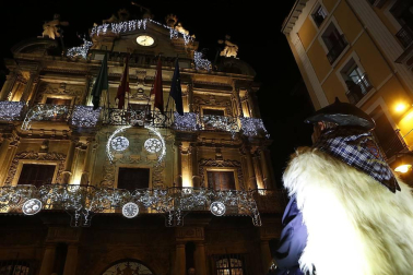 Paso de la tradicional comitiva del carbonero por las calles de la capital navarra dando inicio a las Navidades 2019
