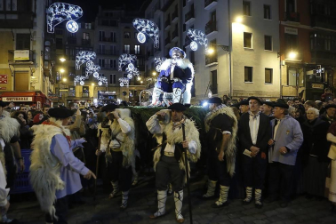 Paso de la tradicional comitiva del carbonero por las calles de la capital navarra dando inicio a las Navidades 2019