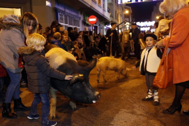 Paso de la tradicional comitiva del carbonero por las calles de la capital navarra dando inicio a las Navidades 2019