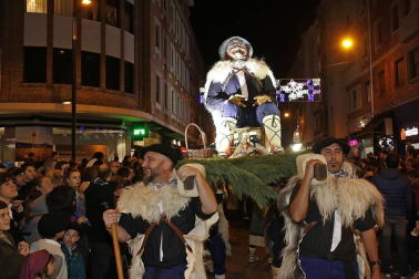 Paso de la tradicional comitiva del carbonero por las calles de la capital navarra dando inicio a las Navidades 2019