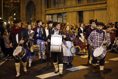 Paso de la tradicional comitiva del carbonero por las calles de la capital navarra dando inicio a las Navidades 2019