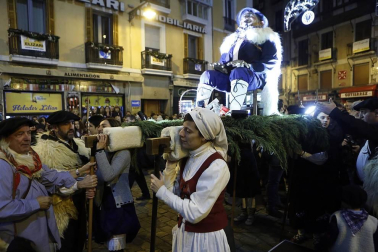 Paso de la tradicional comitiva del carbonero por las calles de la capital navarra dando inicio a las Navidades 2019