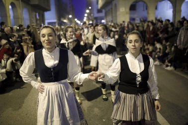 Paso de la tradicional comitiva del carbonero por las calles de la capital navarra dando inicio a las Navidades 2019