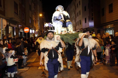 Paso de la tradicional comitiva del carbonero por las calles de la capital navarra dando inicio a las Navidades 2019