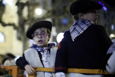 Paso de la tradicional comitiva del carbonero por las calles de la capital navarra dando inicio a las Navidades 2019
