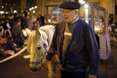 Paso de la tradicional comitiva del carbonero por las calles de la capital navarra dando inicio a las Navidades 2019