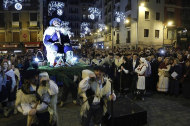Paso de la tradicional comitiva del carbonero por las calles de la capital navarra dando inicio a las Navidades 2019