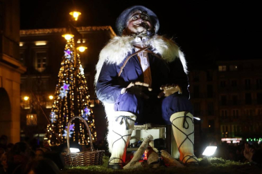 Paso de la tradicional comitiva del carbonero por las calles de la capital navarra dando inicio a las Navidades 2019