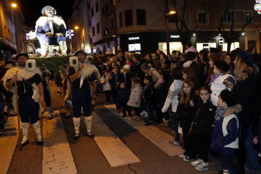 Paso de la tradicional comitiva del carbonero por las calles de la capital navarra dando inicio a las Navidades 2019