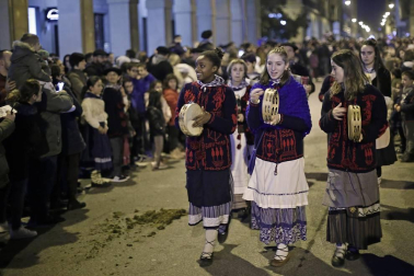 Paso de la tradicional comitiva del carbonero por las calles de la capital navarra dando inicio a las Navidades 2019