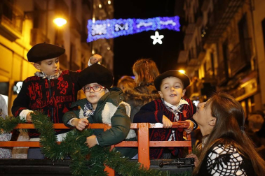 Paso de la tradicional comitiva del carbonero por las calles de la capital navarra dando inicio a las Navidades 2019