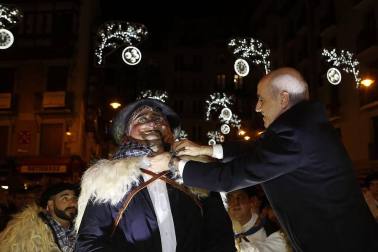 Paso de la tradicional comitiva del carbonero por las calles de la capital navarra dando inicio a las Navidades 2019