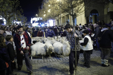 Paso de la tradicional comitiva del carbonero por las calles de la capital navarra dando inicio a las Navidades 2019