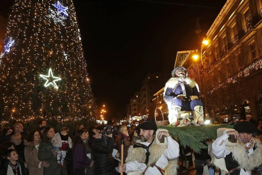 Paso de la tradicional comitiva del carbonero por las calles de la capital navarra dando inicio a las Navidades 2019