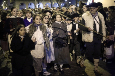 Paso de la tradicional comitiva del carbonero por las calles de la capital navarra dando inicio a las Navidades 2019