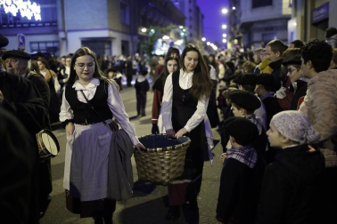 Paso de la tradicional comitiva del carbonero por las calles de la capital navarra dando inicio a las Navidades 2019
