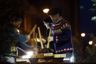 Paso de la tradicional comitiva del carbonero por las calles de la capital navarra dando inicio a las Navidades 2019