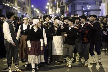 Paso de la tradicional comitiva del carbonero por las calles de la capital navarra dando inicio a las Navidades 2019