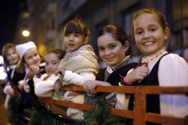 Paso de la tradicional comitiva del carbonero por las calles de la capital navarra dando inicio a las Navidades 2019