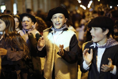 Paso de la tradicional comitiva del carbonero por las calles de la capital navarra dando inicio a las Navidades 2019