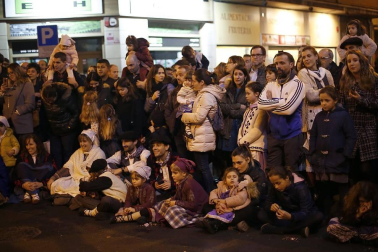 Paso de la tradicional comitiva del carbonero por las calles de la capital navarra dando inicio a las Navidades 2019