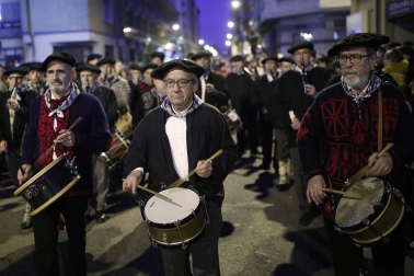 Paso de la tradicional comitiva del carbonero por las calles de la capital navarra dando inicio a las Navidades 2019