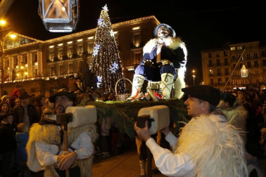 Paso de la tradicional comitiva del carbonero por las calles de la capital navarra dando inicio a las Navidades 2019