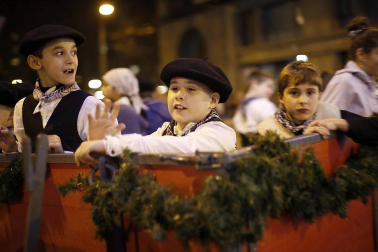 Paso de la tradicional comitiva del carbonero por las calles de la capital navarra dando inicio a las Navidades 2019