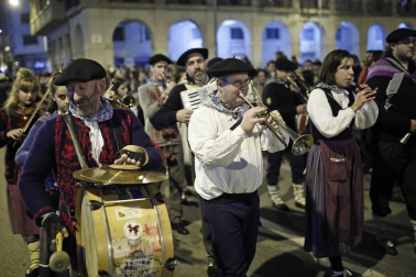 Paso de la tradicional comitiva del carbonero por las calles de la capital navarra dando inicio a las Navidades 2019
