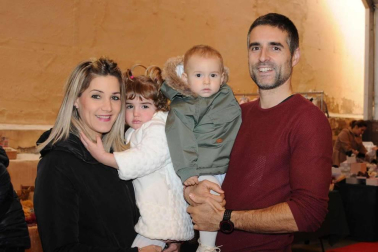 La carpa Odeón se llenó el pasado domingo, 22 de diciembre, con motivo del tradicional mercado navideño de Peralta, una cita amenizada por las notas y acordes de la Banda Txiki de la Escuela de Música. Hasta allí se acercaron visitantes de todas las edades, que disfrutaron de un día especial, aperitivo de las tan esperadas fechas navideñas.