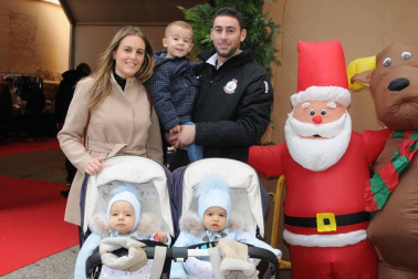 La carpa Odeón se llenó el pasado domingo, 22 de diciembre, con motivo del tradicional mercado navideño de Peralta, una cita amenizada por las notas y acordes de la Banda Txiki de la Escuela de Música. Hasta allí se acercaron visitantes de todas las edades, que disfrutaron de un día especial, aperitivo de las tan esperadas fechas navideñas.