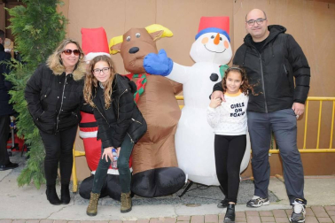La carpa Odeón se llenó el pasado domingo, 22 de diciembre, con motivo del tradicional mercado navideño de Peralta, una cita amenizada por las notas y acordes de la Banda Txiki de la Escuela de Música. Hasta allí se acercaron visitantes de todas las edades, que disfrutaron de un día especial, aperitivo de las tan esperadas fechas navideñas.