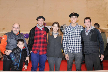 La carpa Odeón se llenó el pasado domingo, 22 de diciembre, con motivo del tradicional mercado navideño de Peralta, una cita amenizada por las notas y acordes de la Banda Txiki de la Escuela de Música. Hasta allí se acercaron visitantes de todas las edades, que disfrutaron de un día especial, aperitivo de las tan esperadas fechas navideñas.