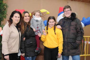 La carpa Odeón se llenó el pasado domingo, 22 de diciembre, con motivo del tradicional mercado navideño de Peralta, una cita amenizada por las notas y acordes de la Banda Txiki de la Escuela de Música. Hasta allí se acercaron visitantes de todas las edades, que disfrutaron de un día especial, aperitivo de las tan esperadas fechas navideñas.