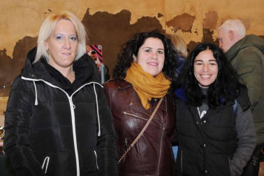 La carpa Odeón se llenó el pasado domingo, 22 de diciembre, con motivo del tradicional mercado navideño de Peralta, una cita amenizada por las notas y acordes de la Banda Txiki de la Escuela de Música. Hasta allí se acercaron visitantes de todas las edades, que disfrutaron de un día especial, aperitivo de las tan esperadas fechas navideñas.